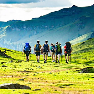 Lifestyle Hdr Photography: Hiking group with colleagues